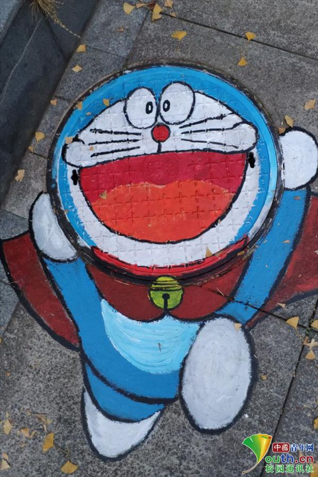 期末考试临近 大学生绘制学霸井盖涂鸦提醒努力学习