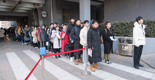 北京电影学院艺考16日启幕 考生寒风中赴考
