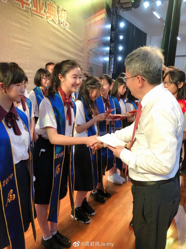 点读机女孩中学毕业