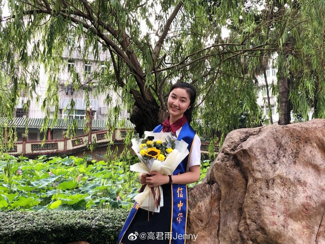 点读机女孩中学毕业