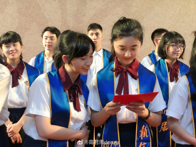 点读机女孩中学毕业