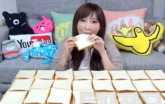 视频画面中一名年轻日本美女一次性吃下了10袋，也就是100片面包。