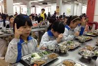 吃饭不能说话?小学推出“无声食堂”有点矫枉过正