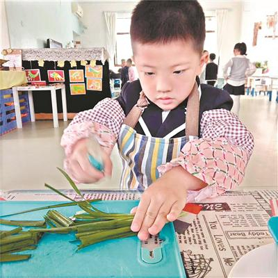 3岁童幼儿园学“操刀”做饭