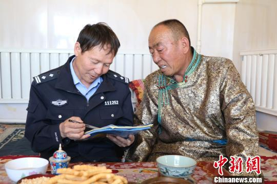 图为宝音德力格尔走访牧户。
