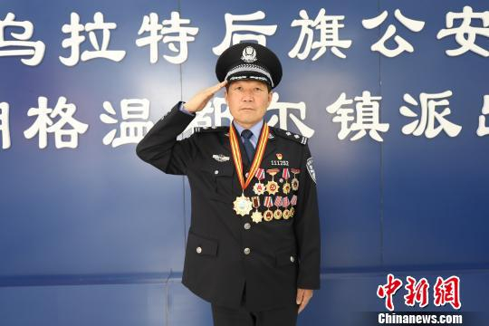 图为宝音德力格尔。