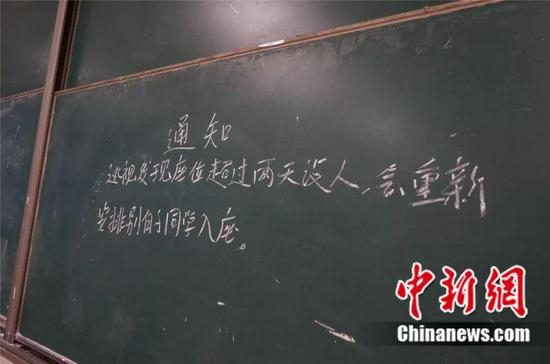 不少考研学子都会为找到一个适合备考的座位而花心思。韩章云 摄