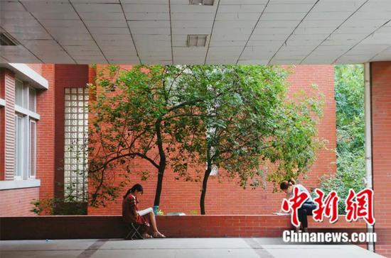 学校的角角落落都是学习的最佳地点李丽 摄