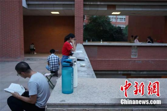 全身心投入到复习中的考研学子 韩章云 摄