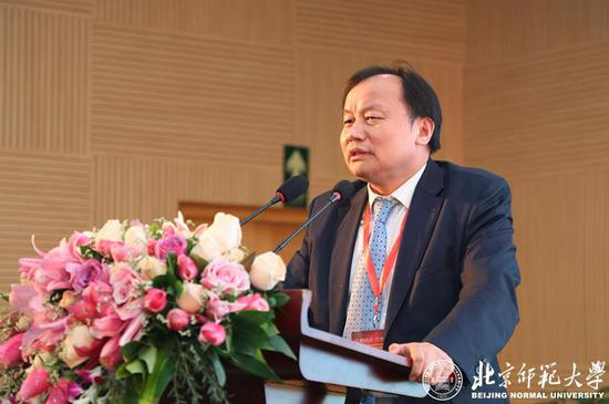 一带一路学院执行院长胡必亮教授发言