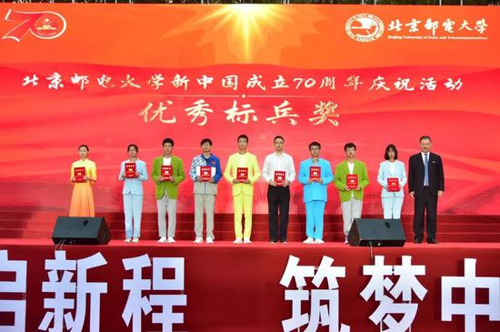 　北京邮电大学副校长张建华为庆祝活动优秀标兵代表颁发证书