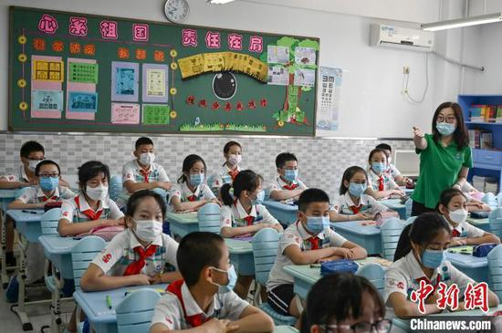6月8日，北京市小学四、五年级学生约28万人返校复课。　张兴龙 摄