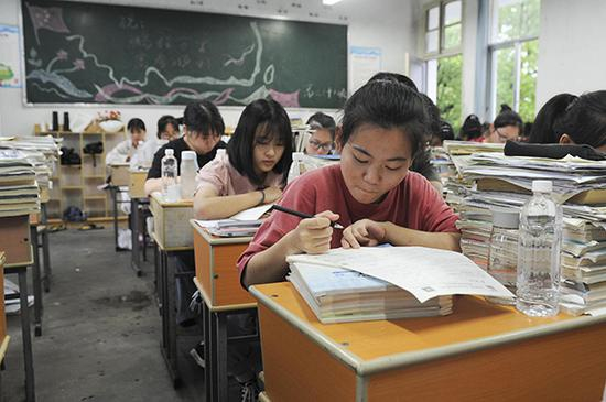 　　2020年7月7日，安徽黄山歙县二中高三考生在教室内复习功课。因暴雨导致歙县城区积水严重，原定于当日举行的高考语文、数学两科考试延期举行。