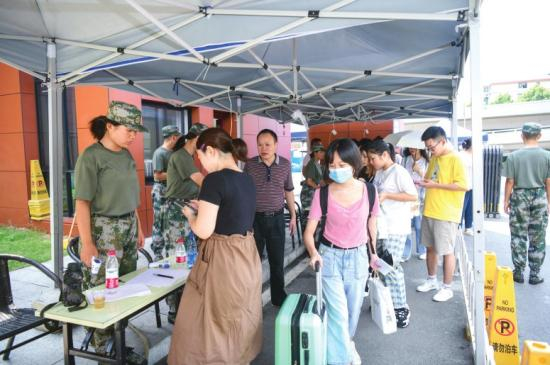 返校的学生进行体温检测和绿码查验后才能进入校园。