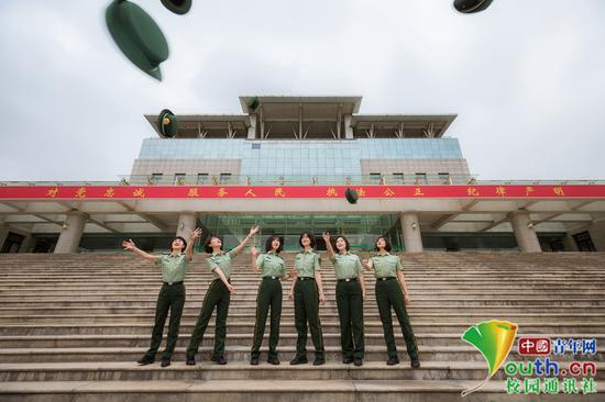 女学员们站立在主教学楼石阶上，背后是习近平总书记提出的“对党忠诚、服务人民、执法公正、纪律严明”的十六字总要求，奋力把军帽抛向前上方，也把自信与理想抛向未来的天空。 中国青年网通讯员 褚龙 摄