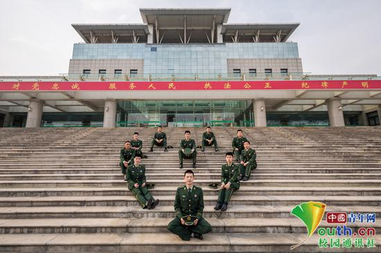学员们坐在主教学楼石阶上，背后是习近平总书记提出的“对党忠诚、服务人民、执法公正、纪律严明”的十六字总要求，毕业学员们形成一个心的图案，表明了坚决贯彻落实主席要求的决心。中国青年网通讯员 褚龙 摄