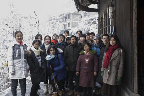  参与研学的学生在湘西农村。
