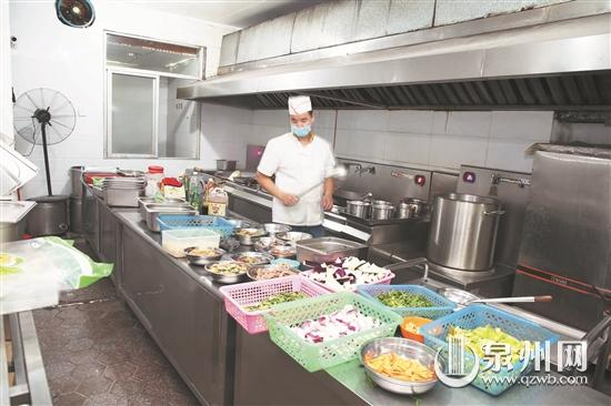 检查学校食堂