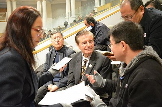 全加意大利裔长者俱乐部主席Frank Stendardo（左2）接受马丽霞和记者同事的采访