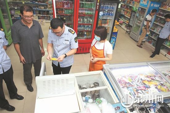 执法人员带家长检查学校超市