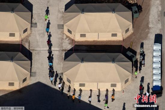 资料图：当地时间2018年6月19日，美国得克萨斯州厄尔巴索，移民儿童被安置在美墨边境新建的帐篷内。在特朗普政府对移民实施的“零容忍”政策下，六周内有近2000名儿童在美国南部边境与父母或监护人被拆散。