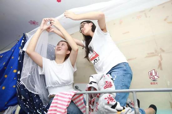 李秋雨（左）和袁松龄见面后，亲如姐妹