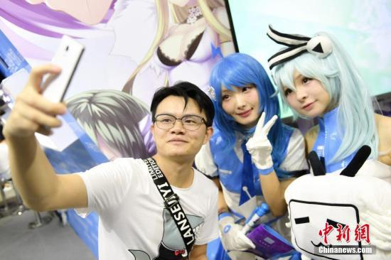 　　资料图：10月1日，市民与身穿cosplay服饰的“00后”美女合影。中新社记者 陈骥旻 摄