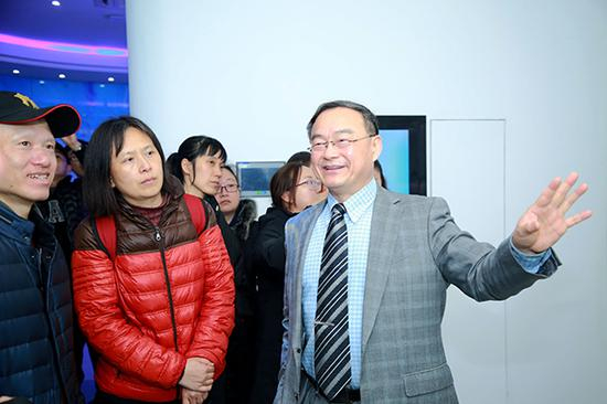 　　上海健康医学院春招校测当天，校长黄钢与家长面对面，介绍学校办学特色、学习环境和育人理念。陆文华 图
