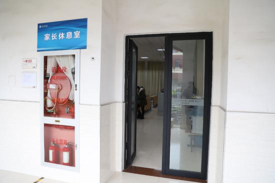 上海建桥学院家长专设了休息室，营造温馨的候考环境。何思哲 图