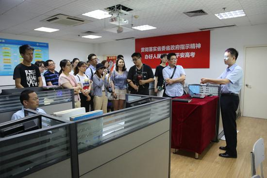工作人员向考生和家长介绍阅卷进度 曹慧娟/摄