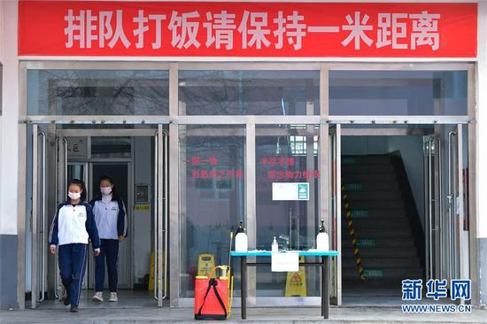 　　3月13日，青海省海东市互助土族自治县民族中学的学生在食堂用餐之后有序离开。新华社记者 张龙 摄