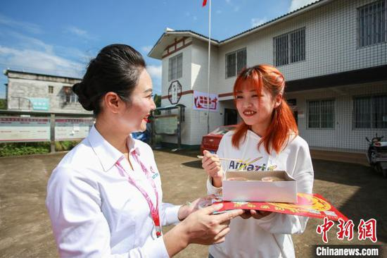 李浩岚（右）品尝“飞机餐”。　天府新区航空旅游职业学院供图&nbsp;