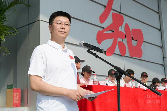 副校长、校体育运动委员会主任闫学东主持开幕式。