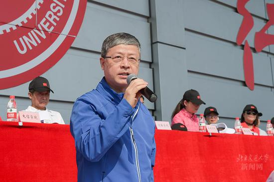 党委书记黄泰岩宣布北京交通大学学生第57届、教职工第37届田径运动会开幕。