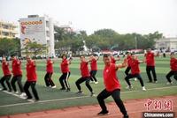 广西一中学将非遗引进校园 两千学生同打少林拳
