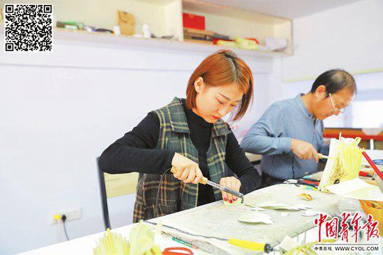 杨丽丽正在制作麦秸画。中国青年报·中青在线记者&nbsp;董志成/摄