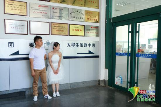 　　大学生记者团，那是我大学梦开始的地方。穿上红马甲、拿起相机，那时，我是一名学生记者；如今踏上工作岗位，我是一名上班族，今昔又何昔，再回头看四年大学时光，一切都那么美好。中国青年网通讯员 赵玲 摄