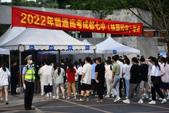 　　6月7日，四川成都七中考点，考生进入考场。当日，2022年全国高考拉开大幕。 中新社记者 张浪 摄