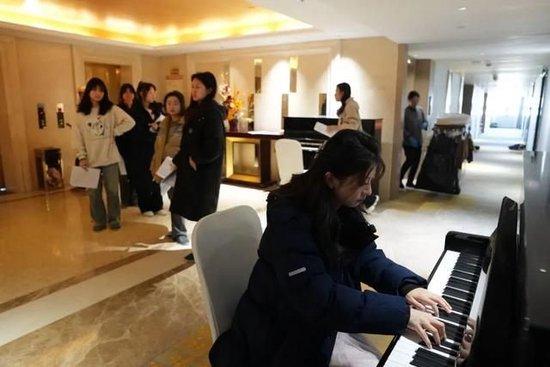 2023年11月，在芜湖参加艺考时，郁晓楠考前在酒店大厅练习钢琴。 合肥在线 图