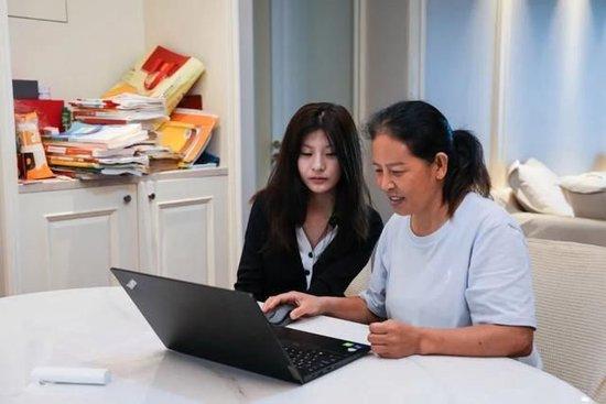 7月15日，郁晓楠和妈妈在家中查询高考志愿录取信息。 合肥在线 图
