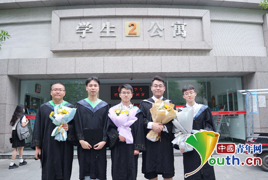 图为该寝室成员，从左至右依次为陈雨晖、刁宜欣、康泽、冯涛、丁心童。受访者供图