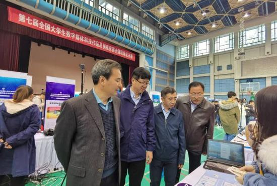 参赛团队向参会领导演示参赛作品