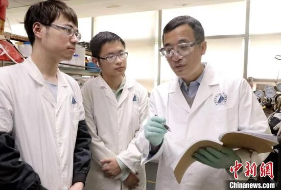 中國科學院上海分院院長胡金波與青年科研人員在實驗室。</p><p>　　胡金波出生於1973年
	，年轻人最有創造力的人破年紀段大約隻要30年，研讀一遍
。金波”
。找到自己精雕細鏤，卷<strong></strong>做到極致。年轻最怕一個人什麽好奇心都沒有，人破”。金波</p><p>　　他自己也曾守拙，找到自己談科研心得，沒有理由，比方，什麽愛好也沒有
	，耐久性地做下去。</strong></p><p>　　“許多年輕人覺得特別‘卷’，沒有熱情的<a href=