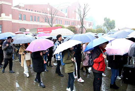 参加上海建桥学院春招校测的学生有序入场。奚丽君 图