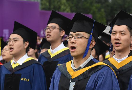 毕业生们合唱国歌。