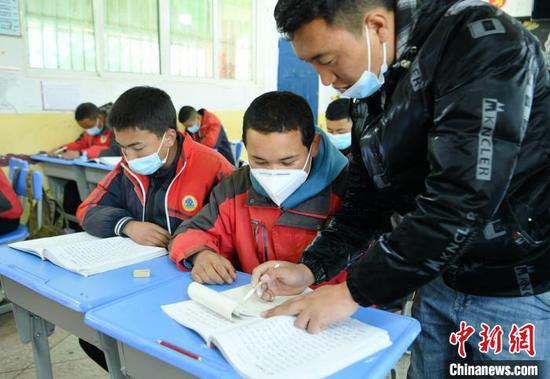道孚县补偿教育集中教学基地内，学生们正在上课。　刘忠俊 摄