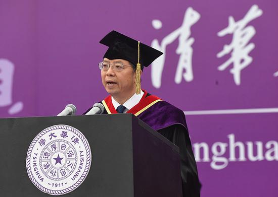 清华大学校长邱勇在毕业典礼上致辞毕业生：“丈夫秉壮节，自信无终穷。”
