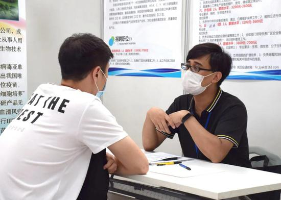 求职者与企业人事专员交流 白佳丽 摄