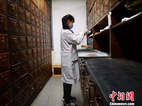 医生在山西省中医院药房抓药。　韦亮　摄