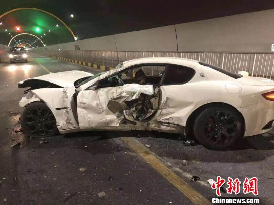 白色玛莎拉蒂轿跑受损严重，车头面目全非 义乌交警供图